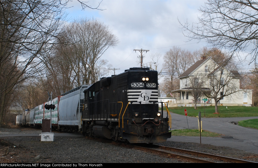 DDRV 5304 is sole power for RP1's nine car consist heading east